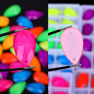 Gemas de Vidrio Fluorescentes Neón con Forma de Gota de Agua para Coser, Oferta de Fábrica, Piedras de Fantasía que Brillan para Accesorios de Ropa, Vestidos y Trajes de Baile - Product Image 4
