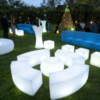 Ensemble table et chaises modernes lumineux et étanches IP65 pour événements extérieurs, idéal pour les cours, hôtels et entrepôts