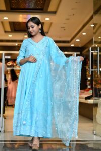 Ensemble Anarkali Kurta en Coton Pur Longueur Ras du Sol, Design de Luxe, Broderie Élégante, Robe Col V, Dupatta, Vêtements Traditionnels pour Femmes, Vente en Gros - Product Image 4