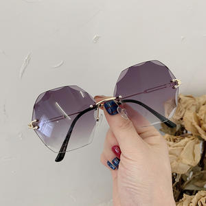แว่นกันแดดทรงเหลี่ยม รุ่น C1-2338 กรอบสีทอง เลนส์อะคริลิก สีทูโทน สำหรับทุกเพศ ป้องกันรังสียูวี 100% ประเภท 3 - Product Image 1