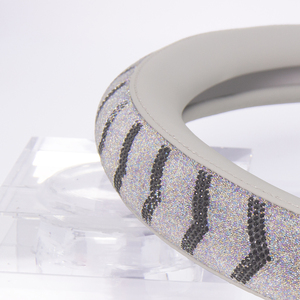 Capa de Volante em Cristal Semelhante a Diamante com Refração de Alto Índice, Bordas Lisas e Material PU Resistente ao Calor, Ajuste Universal - Product Image 6