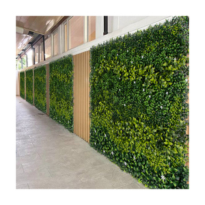 Pannello di Siepe Verticale in Erba Artificiale Verde Mista con Felci per Decorazione di Corridoi di Hotel e Paesaggistica - Product Image 1