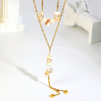 Collier superposé plaqué or avec pendentif perle à pompon coloré intemporel et coquillage blanc irrégulier, style chic et minimaliste TGXL15339