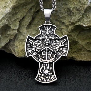 Collier pendentif croix Saint Michel Archange en acier inoxydable pour homme, bijou bouclier de chevalier - Product Image 2