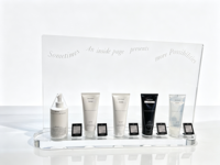 Support d'affichage cosmétique en acrylique transparent avec logo personnalisé, support d'affichage de parfum en deux parties avec base de forme personnalisée pour la vente au détail de produits de beauté