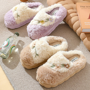 Chaussons d'intérieur confortables en tissu de coton peluche brodé de fleurs pour femmes - Idéaux pour l'été et l'automne - Product Image 4