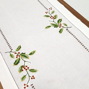 Chemin de table personnalisé brodé avec des oiseaux et des branches de houx, chemin de table en coton blanc de qualité supérieure avec ourlet festonné pour la maison et l'hôtel - Product Image 3