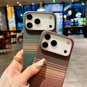 Étui de téléphone magnétique en polycarbonate rigide texturé en fibre de carbone de luxe pour <span class=keywords><strong>iPhone</strong></span> Air 17 16 15 14 <span class=keywords><strong>13</strong></span> 12 <span class=keywords><strong>Pro</strong></span> Max, <span class=keywords><strong>coque</strong></span> de téléphone portable antichoc - Product Image 4