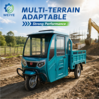 Véhicule de transport de marchandises à trois roues alimenté par batterie avec abri paré-soleil partiel pour la logistique extérieure