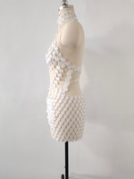 Robe de bal longue formelle à col rond avec appliques de plumes et de paillettes A12355