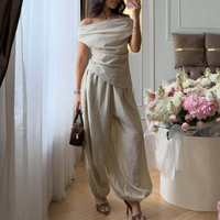 Ensemble décontracté en lin pour femme, collection Printemps 2027 : Haut uni drapé à épaules dénudées et pantalon harem large à revers élastiques – Tenue tendance