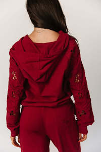 Sweat à capuche personnalisé en coton pour femme, style décontracté, brodé ajouré, entièrement zippé, à manches longues, couleur unie, épaules tombantes - Product Image 2