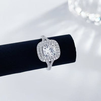 Bague Sweet Confession en Argent Pt950 avec Diamant de Laboratoire Certifié IGI, Taille Coussin Double Couche Luxe, 4 Griffes, 0.483ct, Pierre Latérale