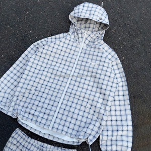 Ensemble de survêtement coupe-vent pour homme, personnalisé en usine, avec veste à fermeture éclair et short en nylon, motif à carreaux intégral - Product Image 4