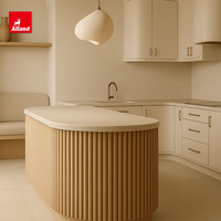 Armoire de cuisine Alland haut de gamme sur mesure en MDF avec panneau de porte nervuré, îlot incurvé et choix de couleurs variés