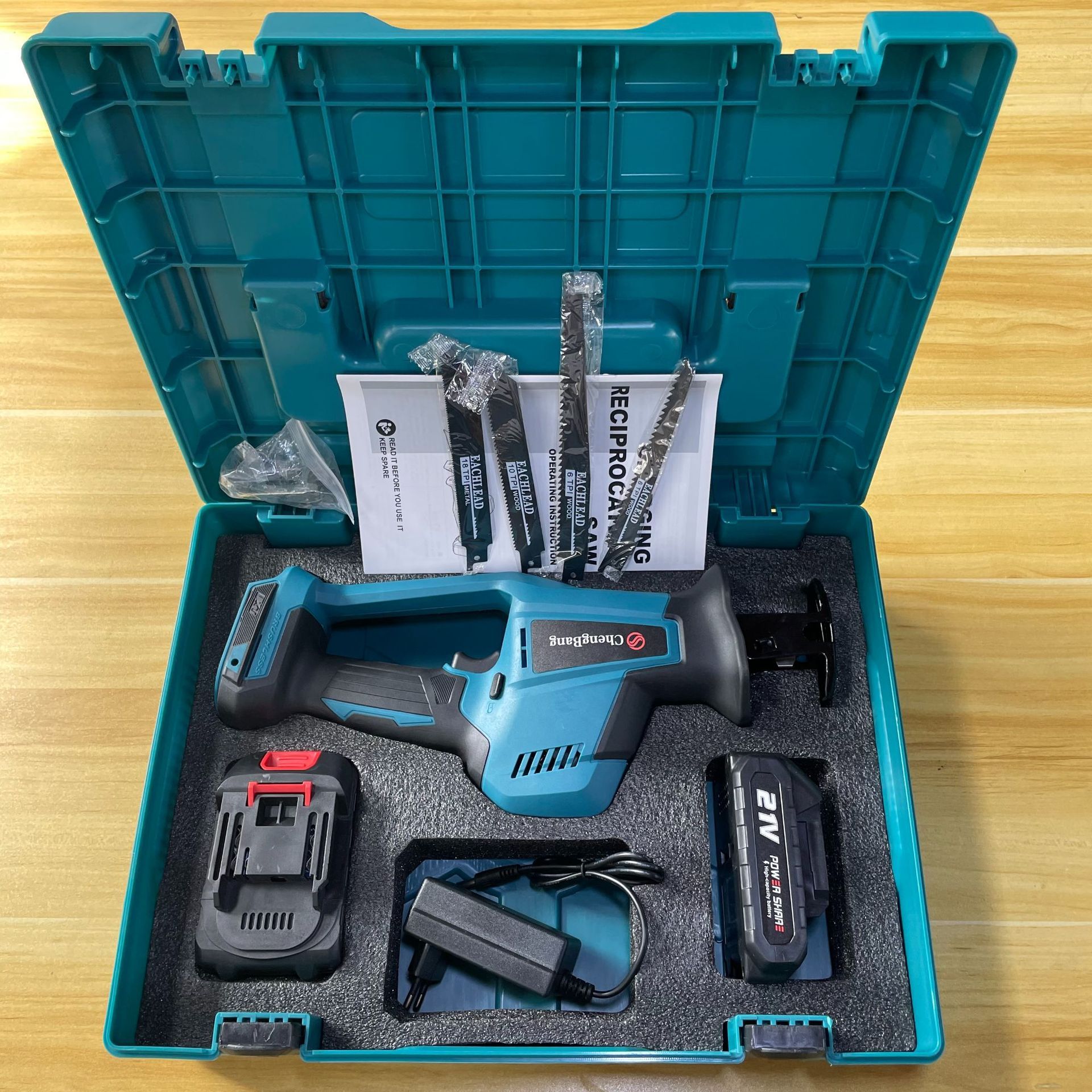 with 2 batteries 4 saw blades