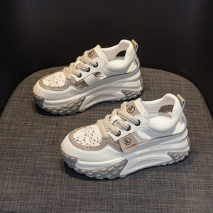 2025 nouvelles chaussures décontractées d'agrandissement de hauteur légères vintage avec semelles épaisses et surface en cuir avec un design creux - Product Image 3