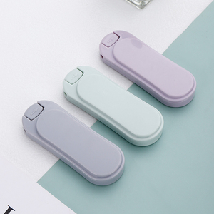 <span class=keywords><strong>Brosse</strong></span> à <span class=keywords><strong>poils</strong></span> portable avec logo personnalisé <span class=keywords><strong>Brosse</strong></span> à <span class=keywords><strong>poils</strong></span> <span class=keywords><strong>pour</strong></span> <span class=keywords><strong>vêtements</strong></span> <span class=keywords><strong>pour</strong></span> chat et chien en plastique - Product Image 5