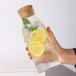 Nouvelle bouteille de <span class=keywords><strong>carafe</strong></span> de <span class=keywords><strong>carafe</strong></span> de décanteur d'<span class=keywords><strong>eau</strong></span> en verre de Borosilicate 3.3 personnalisé <span class=keywords><strong>avec</strong></span> le cylindre de couvercle <span class=keywords><strong>Carafe</strong></span> en verre <span class=keywords><strong>avec</strong></span> le <span class=keywords><strong>bouchon</strong></span> - Product Image 1