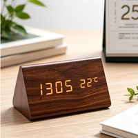 Horloge numérique triangulaire en bois avec contrôle sonore, calendrier perpétuel, température, 3 groupes d'alarmes, LED à intensité variable, horloge de bureau pour salle d'étude