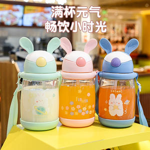 Botella de agua portátil de plástico de gran capacidad con diseño de conejo de verano para niños, ideal para la vuelta al cole, con un lindo diseño de animales. - Product Image 1
