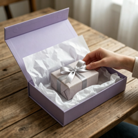 Boîte cadeau rigide pliable magnétique personnalisée en violet lavande avec ruban de traction pour l'emballage de cosmétiques et de vêtements