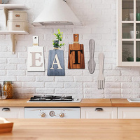 Ensemble d'enseignes murales rustiques en bois pour la cuisine : Planche à découper, fourchette et cuillère, avec inscription 'Eat'. Décoration artisanale pour la maison, couleur et taille personnalisables.