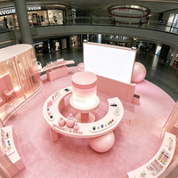 Kiosque de beauté pastel ludique,cabine de cosmétiques à thème avec des installations de boule rose géantes et l'image de marque