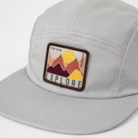 Casquette de camping 5 panneaux en sergé de coton avec logo tissé, calotte souple et sangle réglable, idéale pour les voyages estivaux