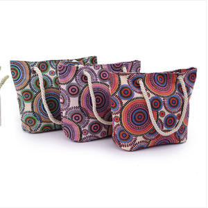 Bolsa de Mano Casual de Lona para Mujer con Logotipo Personalizado, Patrón Geométrico, Cierre de Cremallera, Correa de Cadena, Dos Correas para Viaje y Playa - Product Image 5