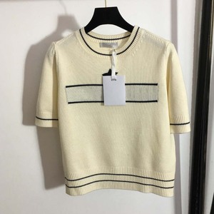 เสื้อสเวตเตอร์ผู้หญิงสไตล์คลาสสิกหรูหรา ผ้าถักนุ่มปักลาย ดีไซน์เนอร์เสื้อแขนสั้นสำหรับฤดูร้อน สวยสง่า - Product Image 2