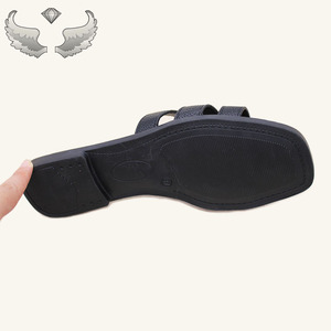 High-quality Fashionable Summer New Design Slip-on Comfortable <b>Soft</b>-soled Wholesale Breathable Women's Sandals and <b>slippers</b> - Product Image 5