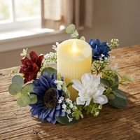 Eleganter Marineblau-Burgunderroter Blumen-Kerzenring Tischdekoration mit Eukalyptusblättern für Stilvolle Hochzeitstafeln