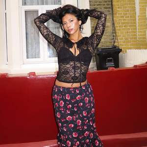 Top de encaje personalizado 2026 para mujer, con cuello anudado, manga larga, ajustado, translúcido, con aberturas, para fiesta - Product Image 1