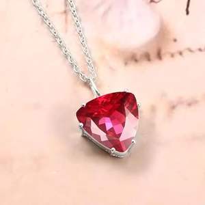 Pendentif fait main en argent sterling 925 avec rubis du Mozambique de laboratoire taille triligne 13x13 MM, idéal pour les fiançailles féminines - Product Image 3