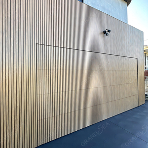 Portes <span class=keywords><strong>de</strong></span> <span class=keywords><strong>garage</strong></span> sectionnelles modernes à battants verticaux, à ouverture <span class=keywords><strong>basculante</strong></span>, décoratives, dissimulées, en aluminium lamellé, à montage encastré <span class=keywords><strong>avec</strong></span> panneaux muraux - Product Image 4