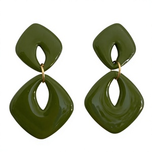 Boucles d'oreilles en résine faites à la main pour femmes, boucles d'oreilles pendantes en résine époxy colorée avec un design artistique unique pour bijoux de mode au quotidien - Product Image 6
