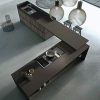 Armoires de cuisine modernes pour appartements avec un design ajusté et des options autoportantes