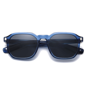 Gafas de sol cuadradas con montura completa transparente azul, lentes gris oscuro, detalle de remaches, unisex, para adultos - Product Image 5