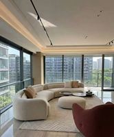Canapé d'angle semi-circulaire en tissu, style minimaliste, pour grand espace intérieur de villa italienne ou appartement