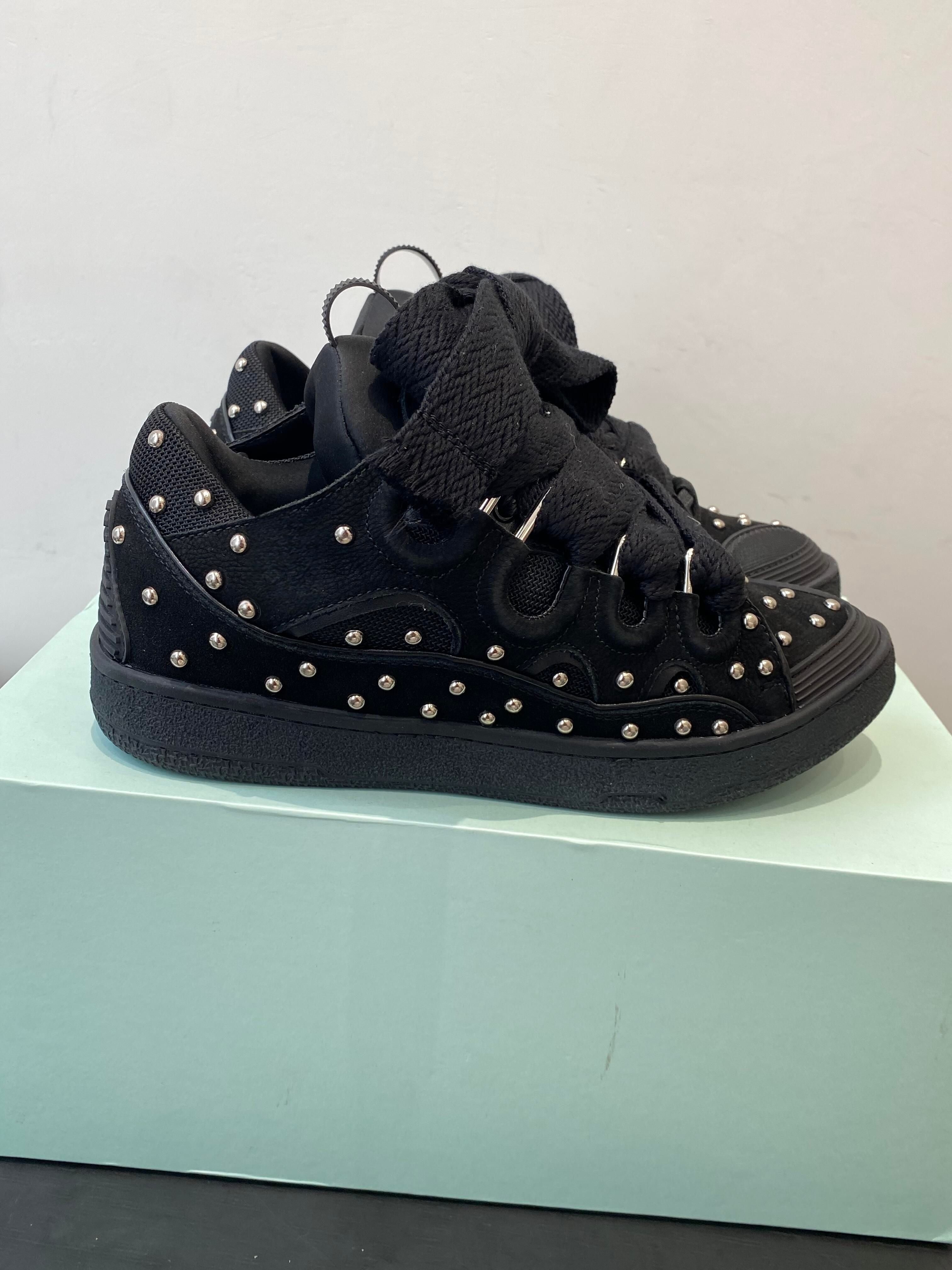 สีดำประดับหมุด