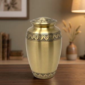 Urna Funeraria de Metal Dorado con Patrón Decorativo Clásico de Hojas, Duradera, Capacidad de 220 Pulgadas Cúbicas para Adultos - Artesanía India - Product Image 2