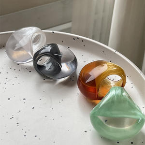 2024 nouveau Design Transparent résine anneau femmes acrylique clair grands anneaux doigt fête cadeau bijoux en gros - Product Image 2