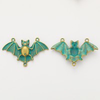 Connecteur en forme de chauve-souris à ailes écartées côtelées, en alliage de zinc argenté antique, triple boucle pour design de collier vampire