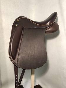 Selle de dressage en cuir de qualité supérieure, design à assise profonde haute performance, système de selle flexible, selle de cheval confortable - Product Image 2