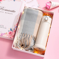 Coffret Cadeau Hiver Luxe Romantique : Écharpe à Carreaux, Tasse Isotherme, Gants en Peluche – Matière Coton, Option Logo Personnalisé pour Cadeaux