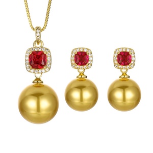 Venta al por mayor de fábrica: Nuevo set de joyería de pendientes y colgante de oro con perlas de concha dorada y circonita roja de cobre ecológico de 14-12 mm para novias - Product Image 1