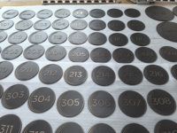 Panneaux de porte en aluminium gravés sur mesure par CNC pour bâtiments |   Plaques et lettrages architecturaux de précision en gros