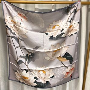 Écharpe florale en soie 90x90 cm, tissage uni, soie de mûrier, châle carré d'été pour femme, accessoire élégant pour les trajets quotidiens - Product Image 3