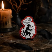 Broche personnalisée moderne en alliage de zinc émaillé souple, motif démon gothique sombre, noir et rouge, pour décoration de vêtements, broche de revers en métal OEM